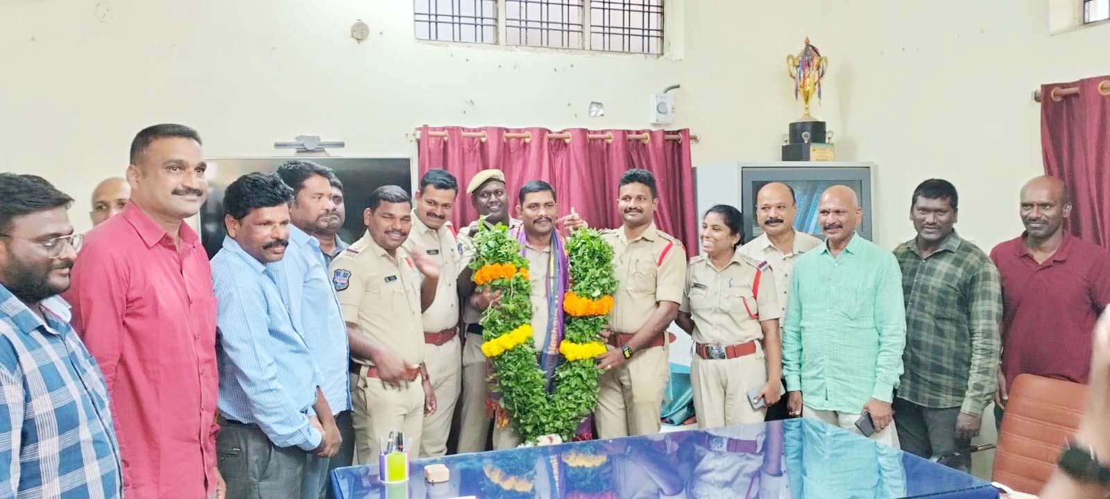 A fond farewell to Janagama CI : జనగామ సీఐకి ఆత్మీయ వీడ్కోలు